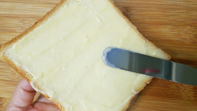野餐三明治,取一片吐司片，在一面抹上黄油酱。