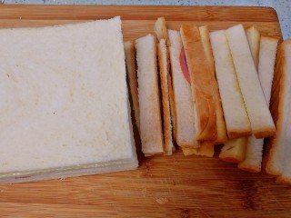 野餐三明治,稍稍压紧，用面包刀切去四边。