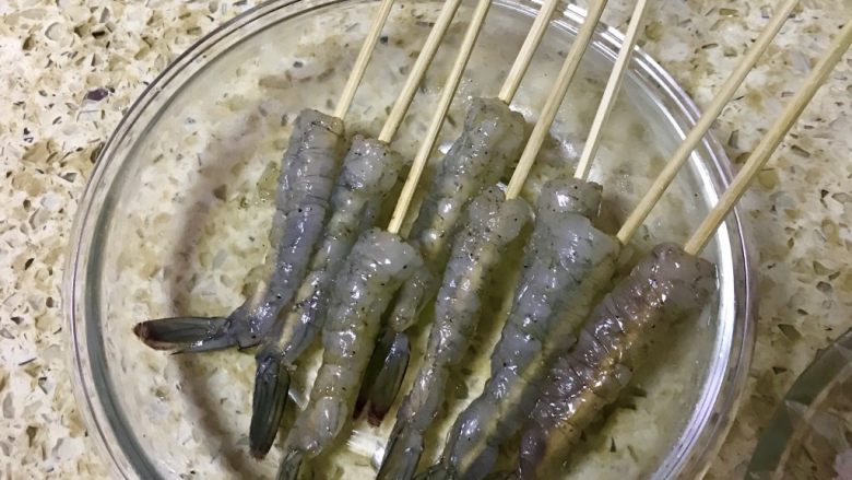 ✨黄金串串虾🦐,将竹签平直插入腌制好的虾
