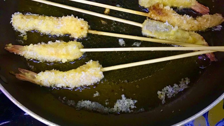 ✨黄金串串虾🦐,煎锅放油热至8成调中小火，放入虾串煎至金黄色捞出