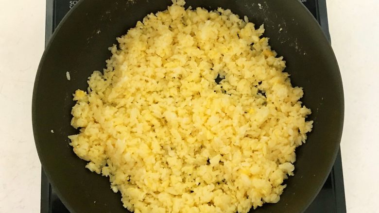 香椿系列之三  香椿炒饭,翻炒均匀，要使每粒米饭都能裹上鸡蛋液