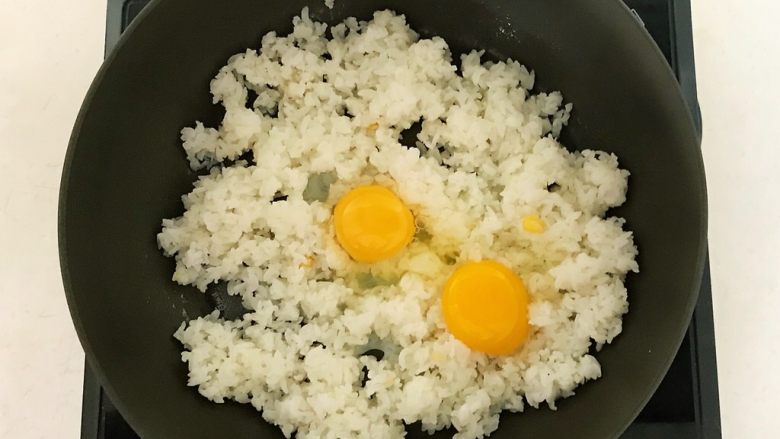 香椿系列之三  香椿炒饭,在米饭中打入2个鸡蛋