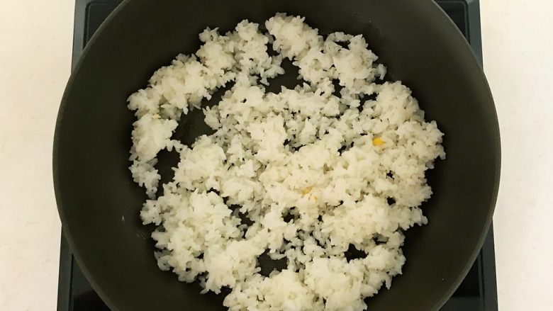 香椿系列之三  香椿炒饭,油烧热后加入米饭，炒散
