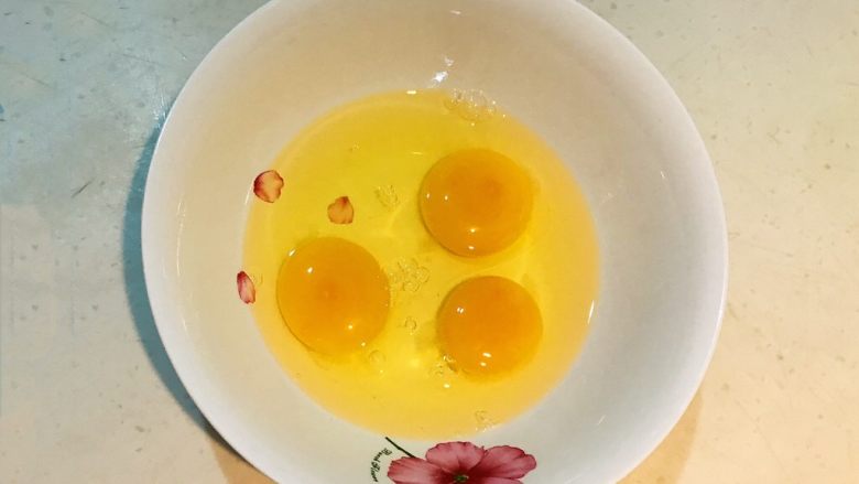 香椿系列之二  香椿鸡蛋饼,把鸡蛋液打入碗中