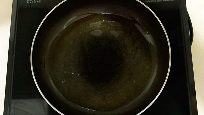 香椿系列之二  香椿鸡蛋饼,炒锅烧热后加入大豆色拉油