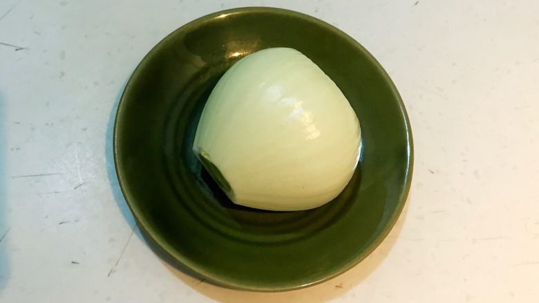 香椿系列之二  香椿鸡蛋饼,半个小圆葱