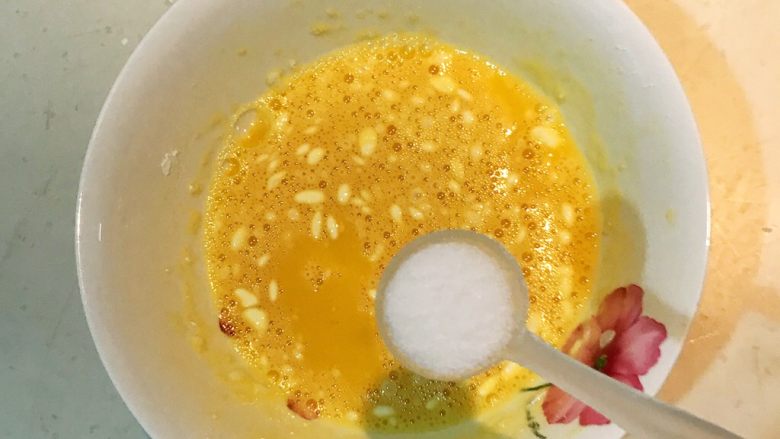 香椿系列之二  香椿鸡蛋饼,加入2克精盐，调匀
