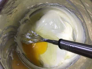 红丝绒双层芝士蛋糕,3.加入一个鸡蛋，搅匀
