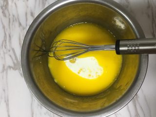 红丝绒双层芝士蛋糕,2.蛋黄中先加入植物油后加入纯牛奶，每次都搅拌均匀