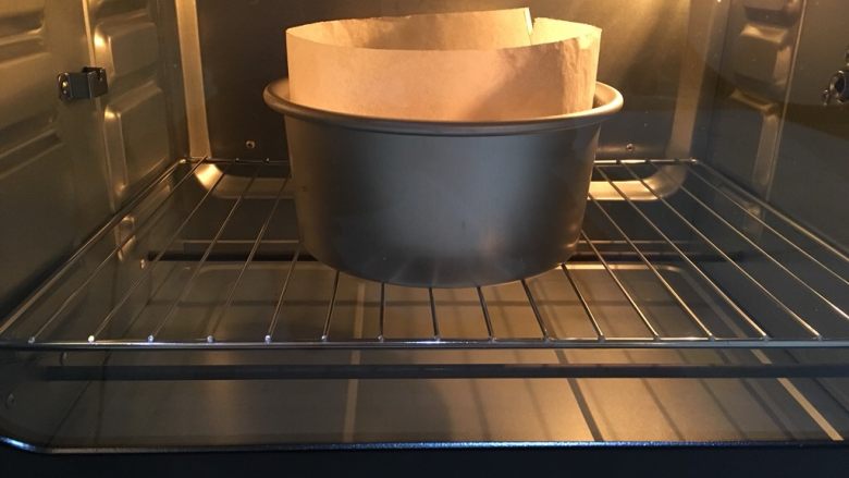 红丝绒双层芝士蛋糕,8.烤箱预热，模具放入烤箱中下层，上火135度下火140度烤50分钟，具体还好看各家烤箱的脾气哦