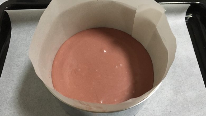 红丝绒双层芝士蛋糕,8. 倒入红丝绒奶酪糊，烤箱预热后150度烤20分钟，千万不要烤全熟，拿出来放凉入冰箱冷藏备用