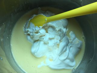 红丝绒双层芝士蛋糕,4.加入打发到六成的淡奶油，即淡奶油刚出现细腻的纹路