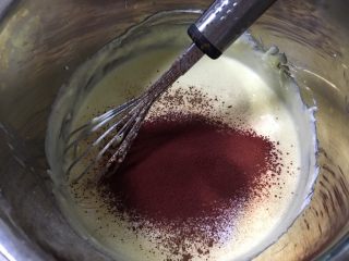 红丝绒双层芝士蛋糕,5.筛入低筋粉、红曲粉、可可粉