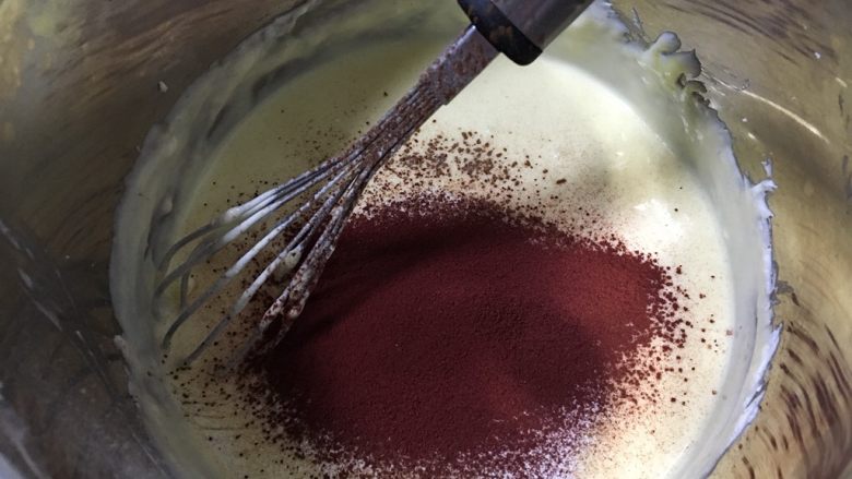 红丝绒双层芝士蛋糕,5.筛入低筋粉、红曲粉、可可粉