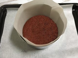 红丝绒双层芝士蛋糕,7.烤盘垫油纸，放上学厨六寸慕斯圈，内壁放上油纸，再放入1cm的蛋糕片