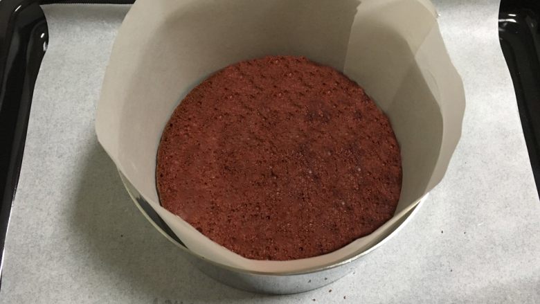 红丝绒双层芝士蛋糕,7.烤盘垫油纸，放上学厨六寸慕斯圈，内壁放上油纸，再放入1cm的蛋糕片
