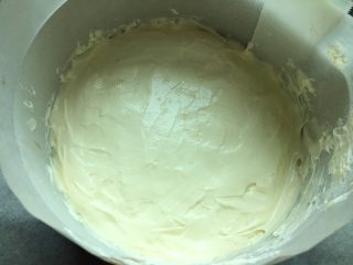 红丝绒双层芝士蛋糕,6.马斯卡彭慕斯糊倒入冷藏过的红丝绒奶酪层上，用刮刀稍微抹平，留一点最后抹蛋糕碎用，入冰箱冷冻2小时，也可以冷藏过夜再用