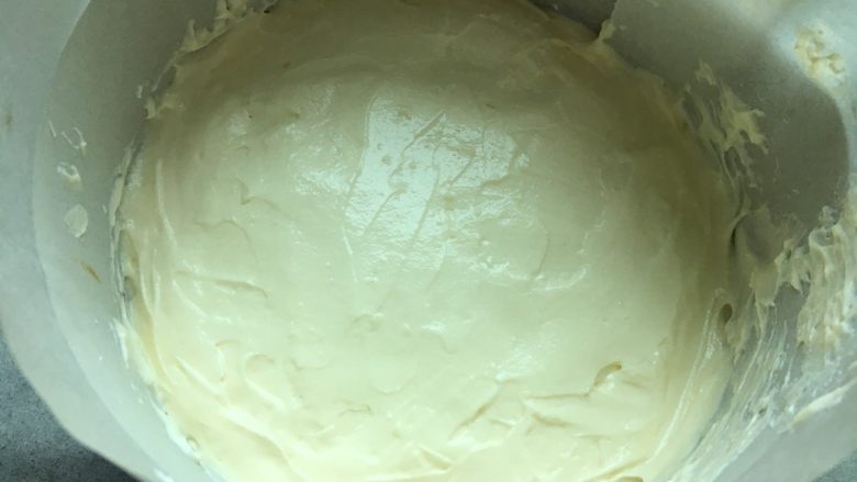 红丝绒双层芝士蛋糕,6.马斯卡彭慕斯糊倒入冷藏过的红丝绒奶酪层上，用刮刀稍微抹平，留一点最后抹蛋糕碎用，入冰箱冷冻2小时，也可以冷藏过夜再用