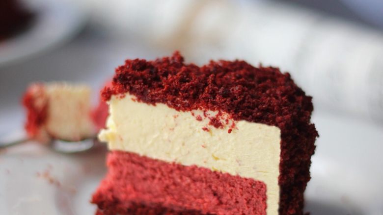 红丝绒双层芝士蛋糕,8.拿出冷冻后的芝士蛋糕，抹上马斯卡彭慕斯，最后抹上红丝绒蛋糕碎，切件品尝，简直完美