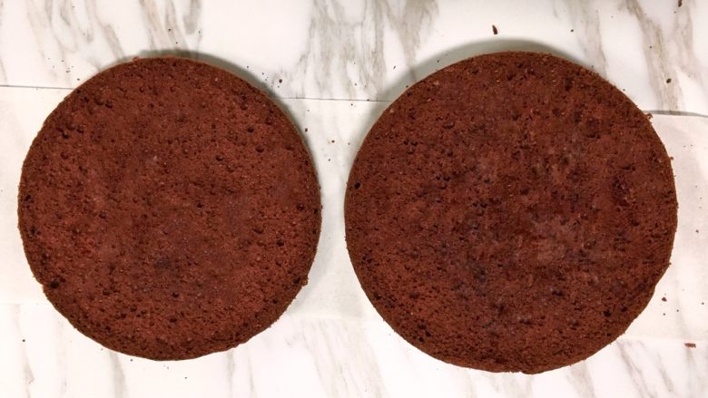红丝绒双层芝士蛋糕,10.用蛋糕分片器分出1cm和2cm的蛋糕片各一片，2cm的蛋糕片放冰箱冷冻
