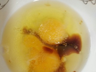 什锦黄瓜蛋,鸡蛋打碗里，加盐和生抽，炒出来很香