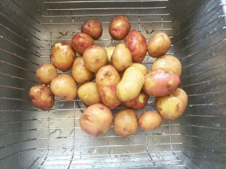 椒盐小土豆,这个外皮红红的小土豆第一次见，从云南寄过来的，先把土豆清洗干净