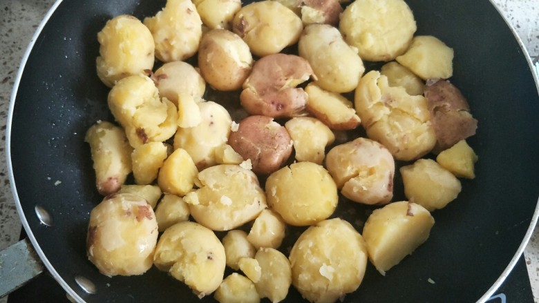 椒盐小土豆,锅里倒入适量食用油，放入土豆中小火煎一下