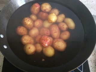 椒盐小土豆,把土豆放锅里煮熟或者蒸熟