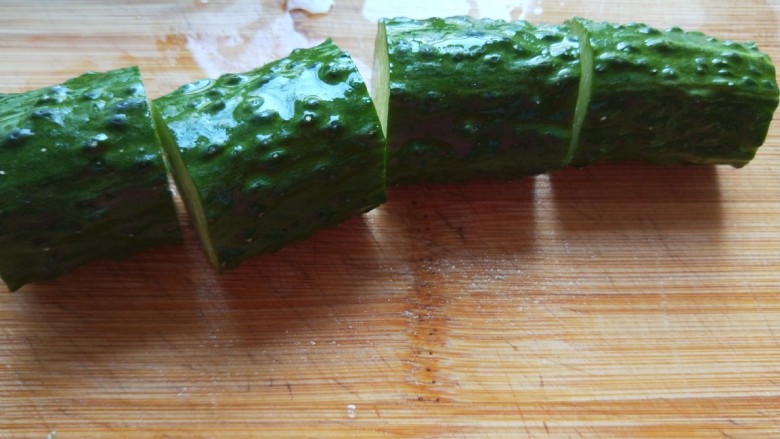 玉竹黄瓜蘸大酱,切成八节。