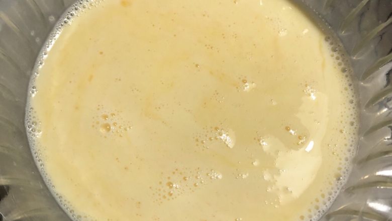 蛋奶吐司布丁,做好的蛋奶液备用。