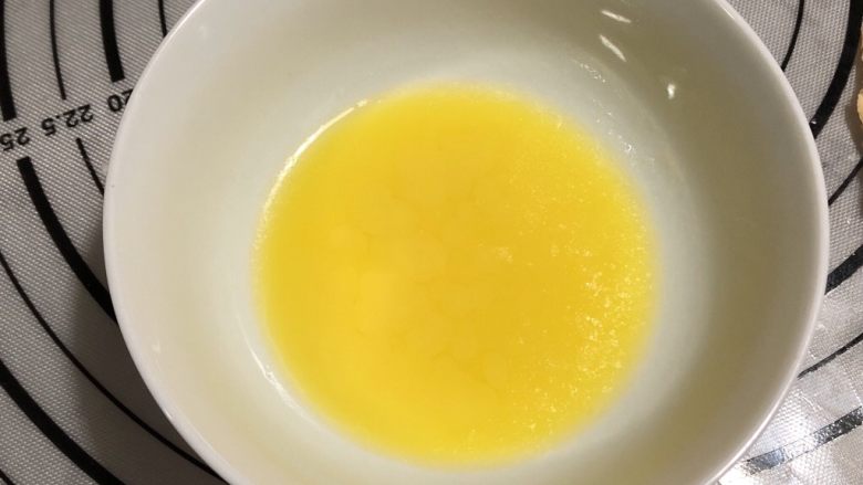 蛋奶吐司布丁,黄油微波炉融化。