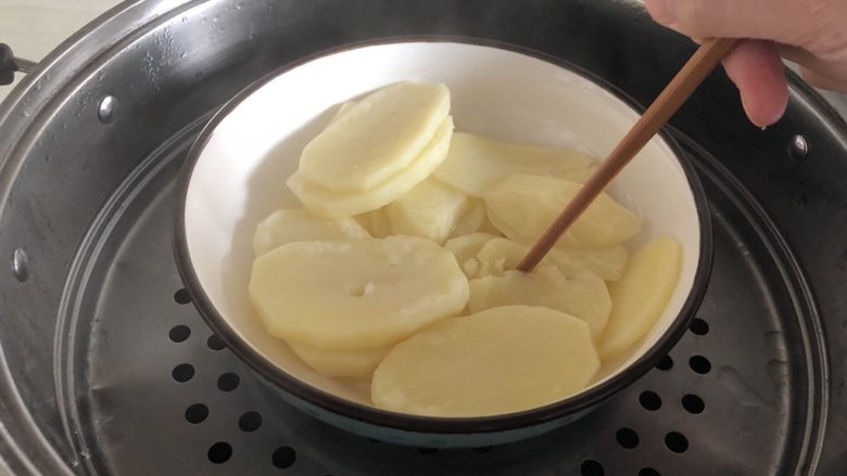 时蔬土豆泥沙拉,蒸30分钟，土豆可以一戳就穿透即可