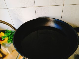 菌类料理+凉拌香菇,锅里放水
