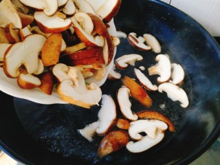 菌类料理+凉拌香菇,煮开后将香菇倒入