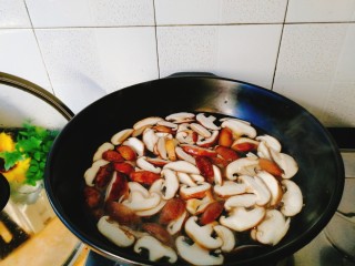 菌类料理+凉拌香菇,在沸水中焯烫片刻