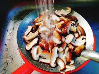 菌类料理+凉拌香菇,冲凉，攥干水分