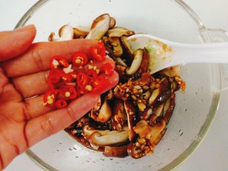菌类料理+凉拌香菇,加入小辣椒