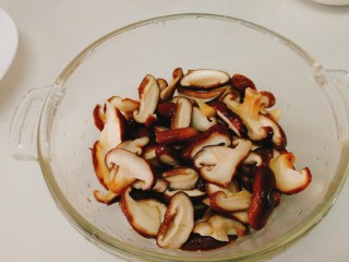 菌类料理+凉拌香菇,将沥干水的香菇倒入大碗里，