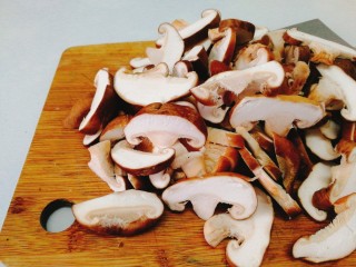 菌类料理+凉拌香菇,将香菇切成薄片或小块;