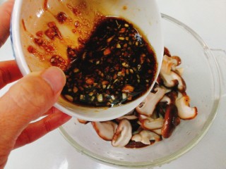 菌类料理+凉拌香菇,倒入酱汁混合;