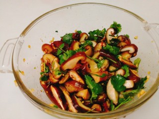菌类料理+凉拌香菇,搅拌均匀入味，即可食用。