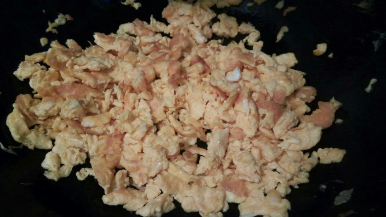 营养早餐【沙葱蒸饺】,等鸡蛋液凝固后，用筷子把鸡蛋液炒散
