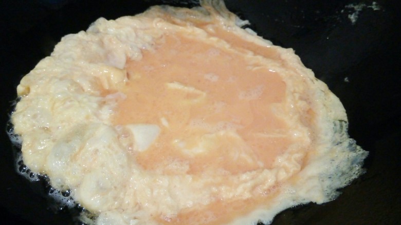 营养早餐【沙葱蒸饺】,锅热放宽油，油热倒鸡蛋液，开大火