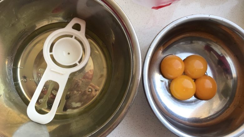 可可奶油纸杯蛋糕,准备两个无油无水的盆，先把蛋清蛋黄分离，装蛋清的盆大一些。