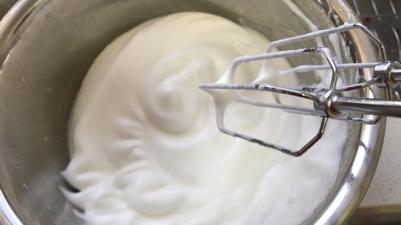 可可奶油纸杯蛋糕,继续搅打，用高速，打发至干性发泡。