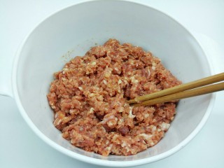 自制脆皮烤肠,筷子顺着一个方向搅拌上劲，静置半小时，让其入味