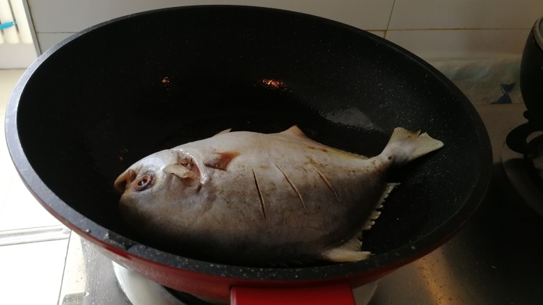 家庭版&红烧鲳鱼,油热放进去鱼，开始煎鱼。