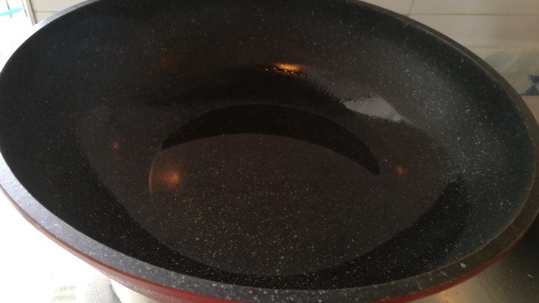家庭版&红烧鲳鱼,先烧热锅，加油烧热。