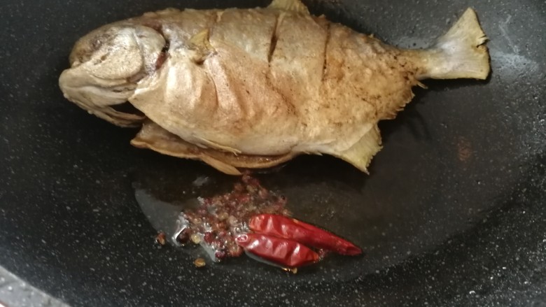 家庭版&红烧鲳鱼,鱼煎好了，加红辣椒和花椒粒爆香。（如图）