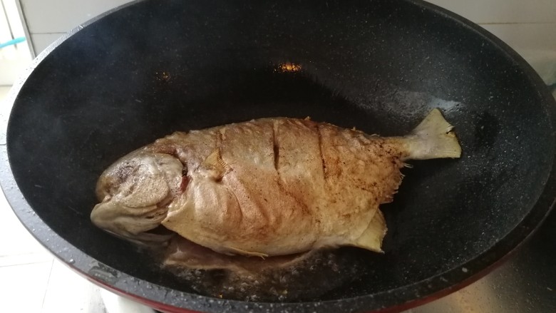 家庭版&红烧鲳鱼,翻个煎另一面，煎至金黄色就好了。